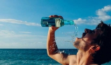 Boire plus d'eau avant les repas aide à perdre du poids